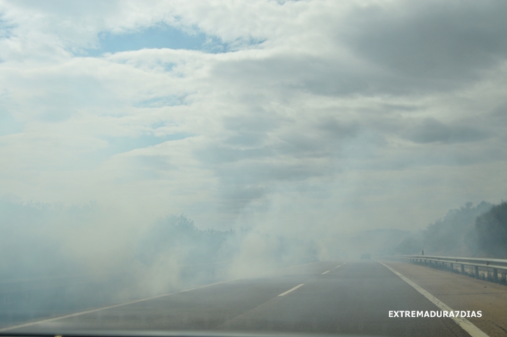 El viento intensifica un incendio cercano a Cerro Gordo (Badajoz)