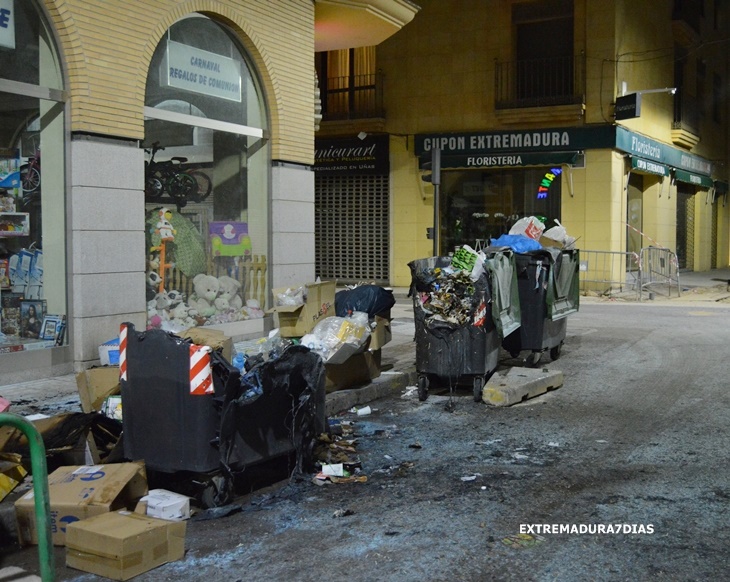 La Policía busca a varios pirómanos tras incendiar contenedores en barrios de Badajoz