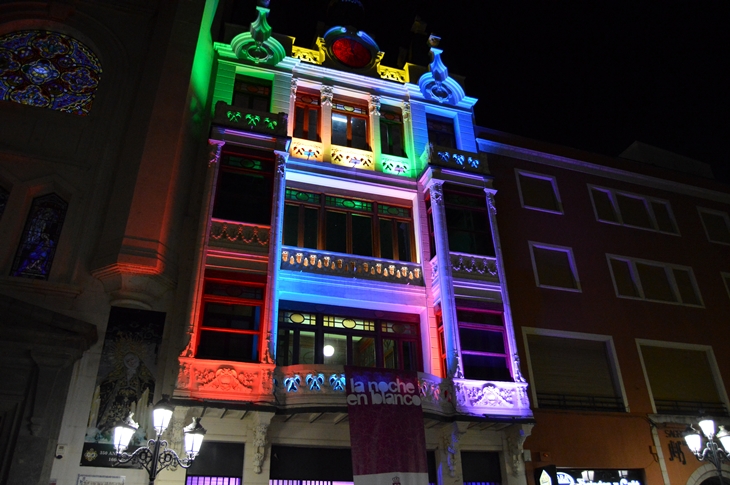 La Noche en Blanco ilumina de colores  las calles de Badajoz
