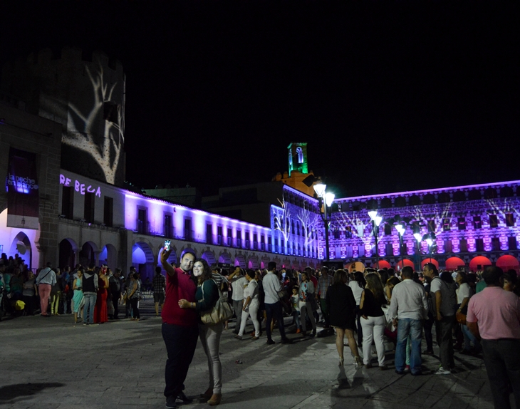 La Noche en Blanco ilumina de colores  las calles de Badajoz