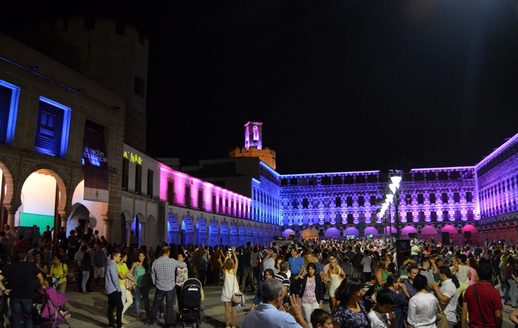 La Noche en Blanco ilumina de colores  las calles de Badajoz