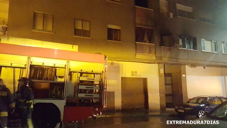 Un incendio en una vivienda obliga a desalojar un edificio en San Fernando