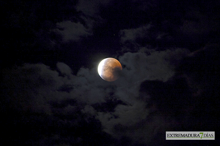 Así se ha visto el eclipse total de Luna en Extremadura