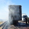 Un tráiler resulta calcinado mientras circulaba por la Autovía A5 en Badajoz