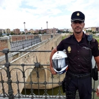 Distintivo rojo para el policía que salvó la vida de un hombre en el río Guadiana