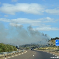 El viento intensifica un incendio cercano a Cerro Gordo (Badajoz)