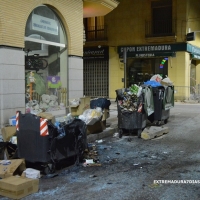 La Policía busca a varios pirómanos tras incendiar contenedores en barrios de Badajoz