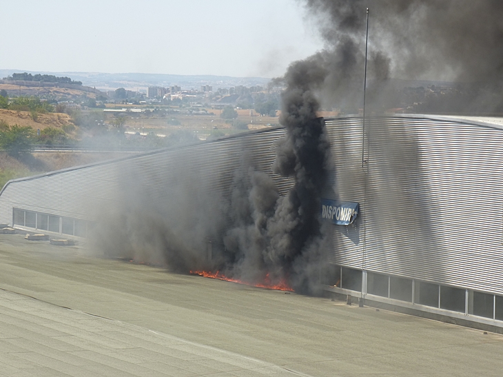Se incendia la gran nave situada a la entrada del Cerro Gordo en Badajoz