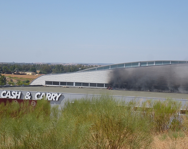 Se incendia la gran nave situada a la entrada del Cerro Gordo en Badajoz