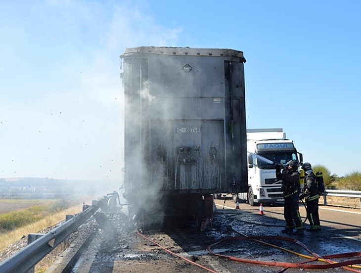 Un tráiler resulta calcinado mientras circulaba por la Autovía A5 en Badajoz