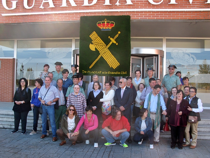 PLACEAT dona un tapiz a la Guardia Civil de Cáceres por su labor