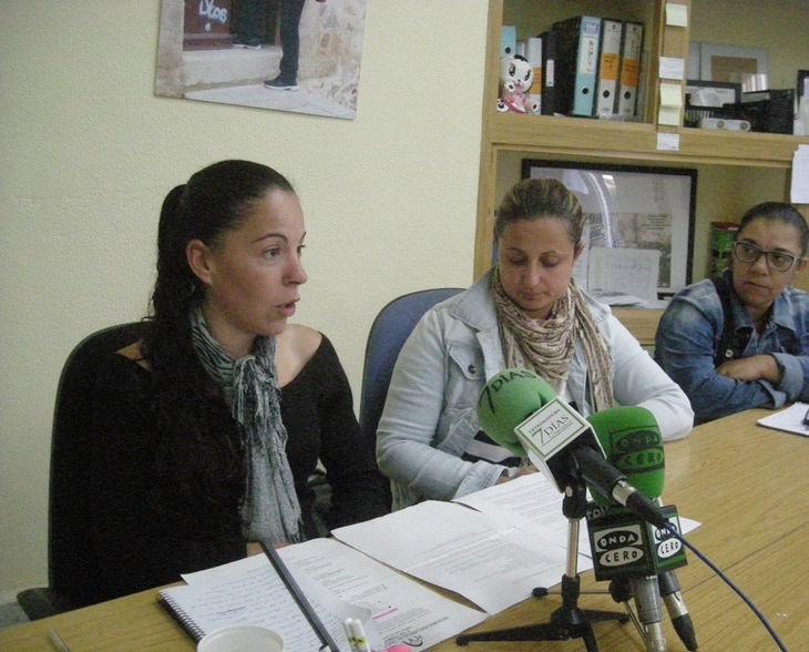 Numerosas madres exigen que se les den libros de texto y material escolar o “no llevarán a sus hijos al colegio”