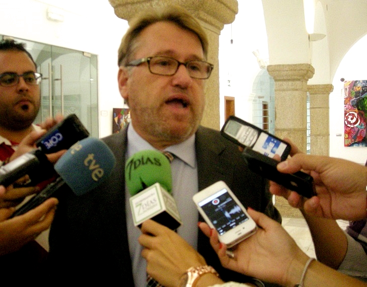 Navarro destaca la importancia de las “infraestructuras” mientras que del Moral critica su “paralización”