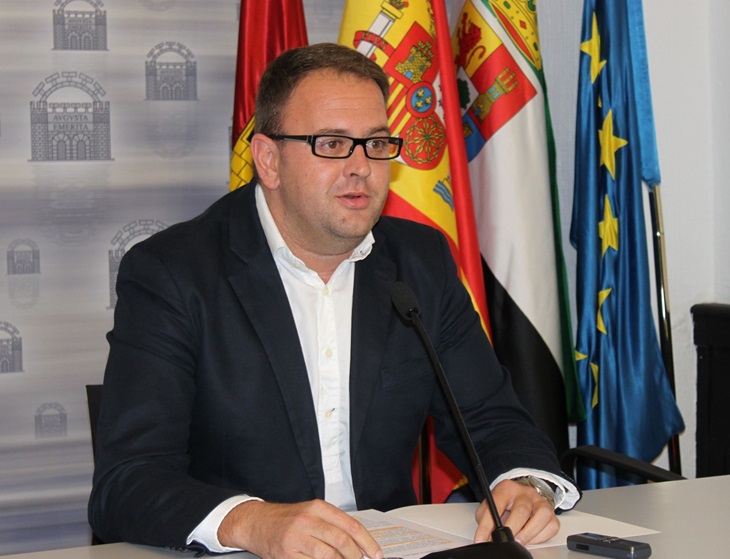 Osuna critica la decisión del Ministerio de &quot;ubicar la estación del AVE fuera de Mérida&quot;