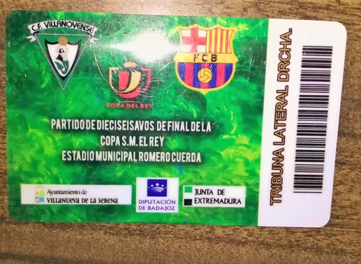 IU sortea una entrada del Villanovense – Barça entre los niños del Hogar