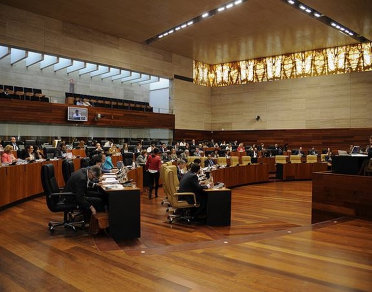 La Asamblea apuesta por la eliminación “progresiva” del impuesto del agua