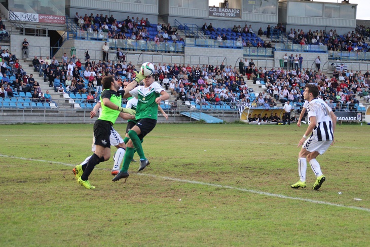 Imágenes de la victoria del Club Deportivo Badajoz sobre el Moralo