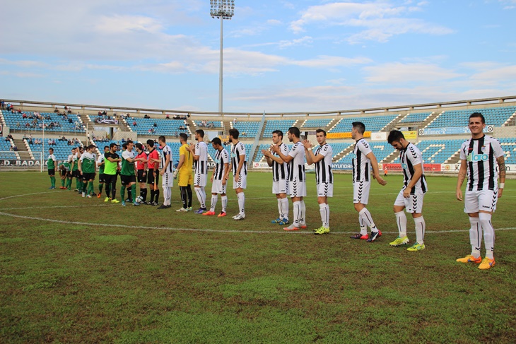 Imágenes de la victoria del Club Deportivo Badajoz sobre el Moralo