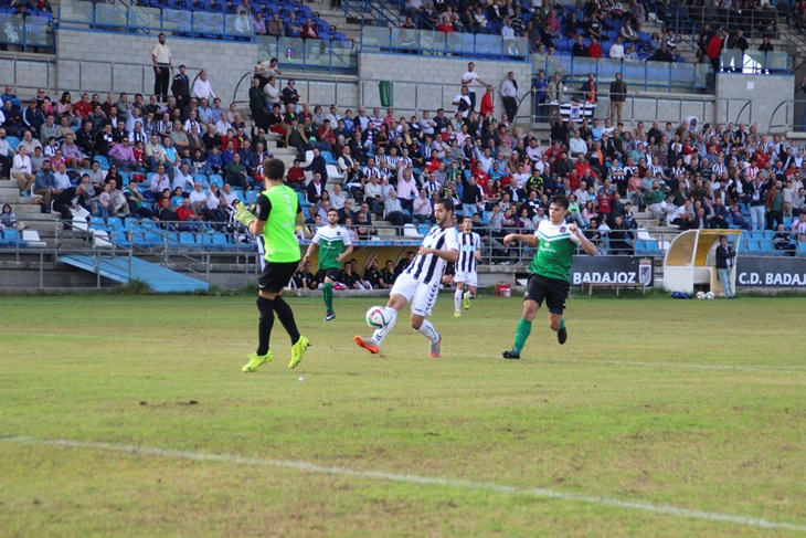 Imágenes de la victoria del Club Deportivo Badajoz sobre el Moralo