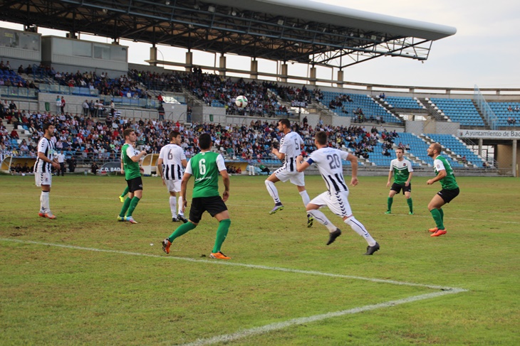 Imágenes de la victoria del Club Deportivo Badajoz sobre el Moralo