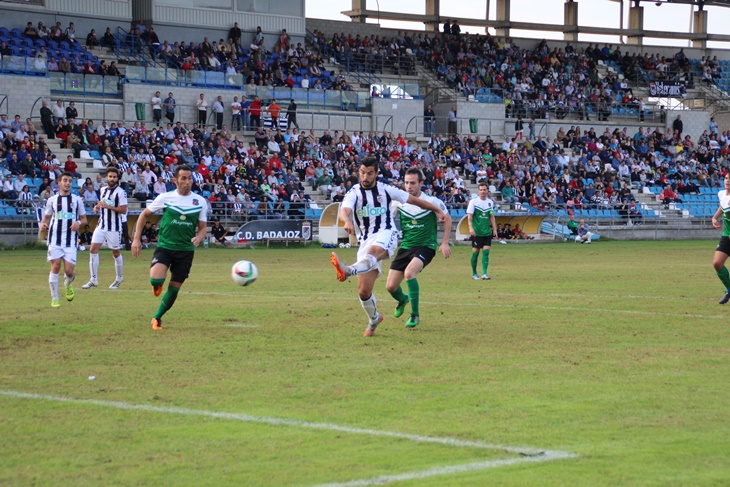 Imágenes de la victoria del Club Deportivo Badajoz sobre el Moralo