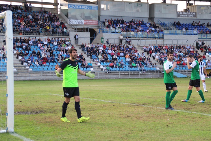 Imágenes de la victoria del Club Deportivo Badajoz sobre el Moralo