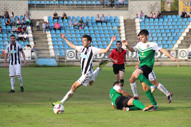 Imágenes de la victoria del Club Deportivo Badajoz sobre el Moralo