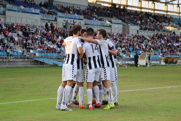 Imágenes de la victoria del Club Deportivo Badajoz sobre el Moralo