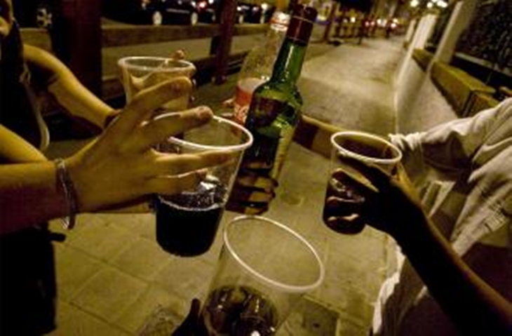 Policías de paisano contra la venta ilegal de alcohol