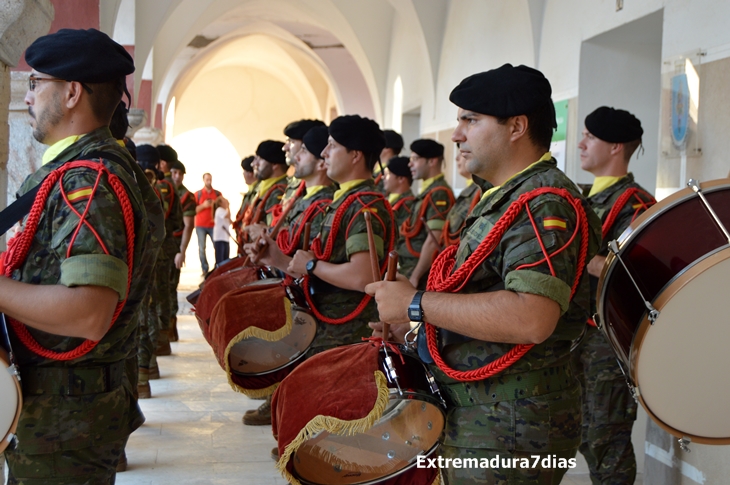 Retreta militar por el casco antiguo con motivo de la Fiesta Nacional