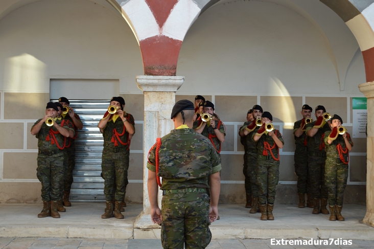 Retreta militar por el casco antiguo con motivo de la Fiesta Nacional