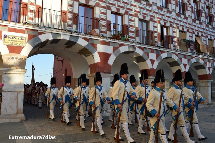 Retreta militar por el casco antiguo con motivo de la Fiesta Nacional