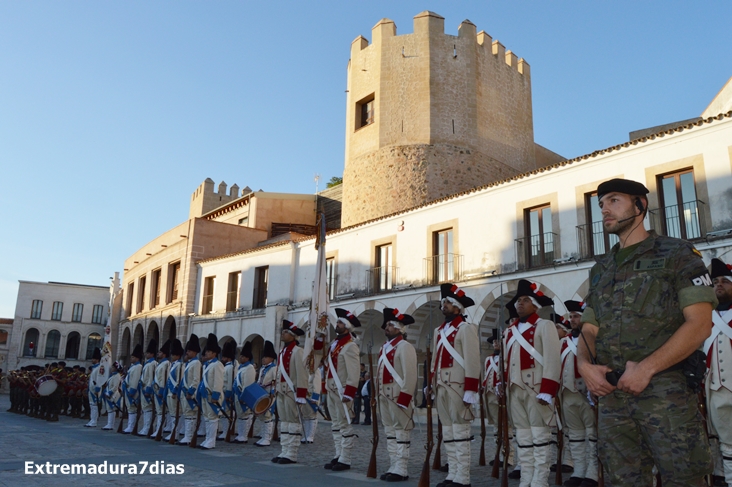Retreta militar por el casco antiguo con motivo de la Fiesta Nacional
