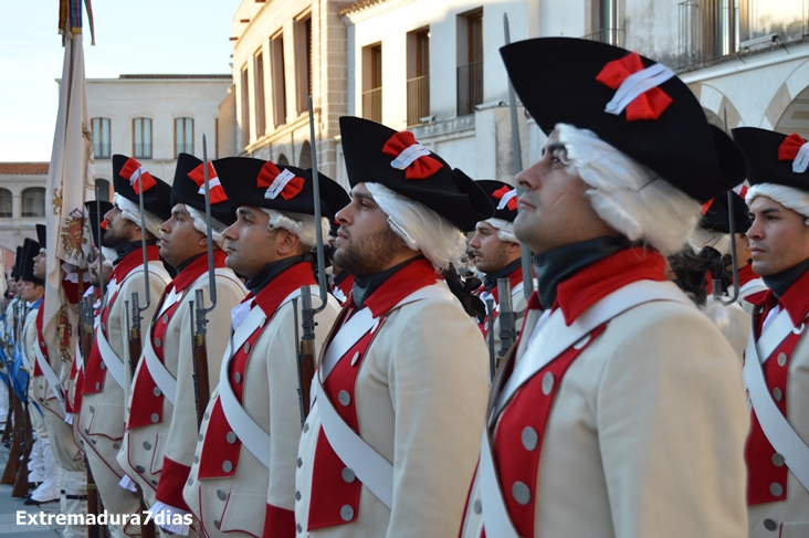 Retreta militar por el casco antiguo con motivo de la Fiesta Nacional