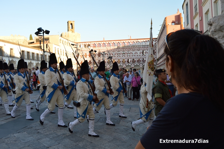 Retreta militar por el casco antiguo con motivo de la Fiesta Nacional