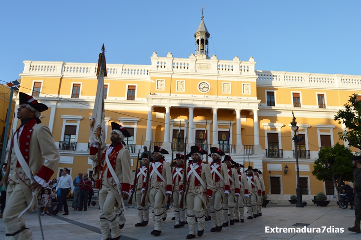 Retreta militar por el casco antiguo con motivo de la Fiesta Nacional