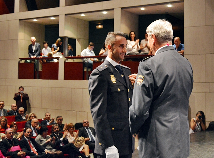 Javier Noriega recibe la Cruz al Mérito Policial con distintivo rojo