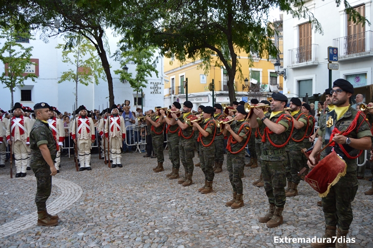 Retreta militar por el casco antiguo con motivo de la Fiesta Nacional