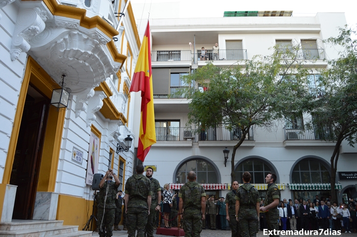 Retreta militar por el casco antiguo con motivo de la Fiesta Nacional