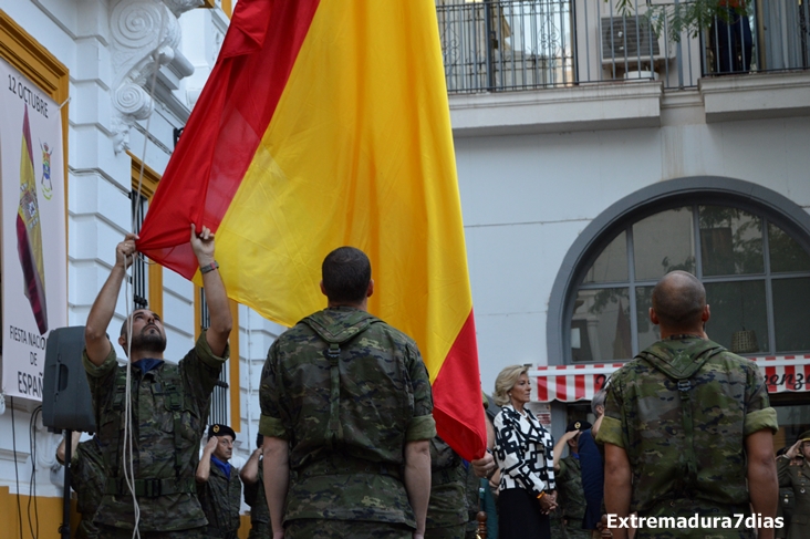 Retreta militar por el casco antiguo con motivo de la Fiesta Nacional