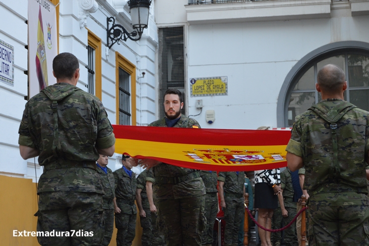 Retreta militar por el casco antiguo con motivo de la Fiesta Nacional