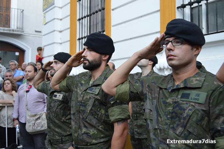 Retreta militar por el casco antiguo con motivo de la Fiesta Nacional