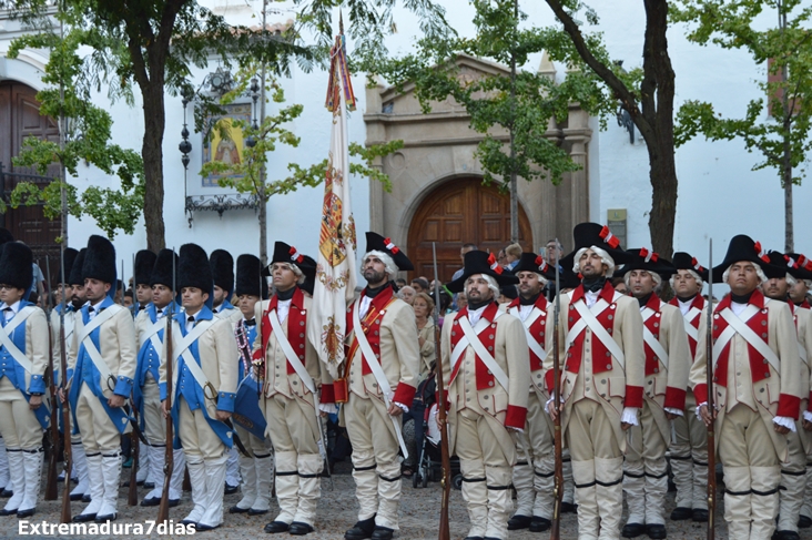 Retreta militar por el casco antiguo con motivo de la Fiesta Nacional