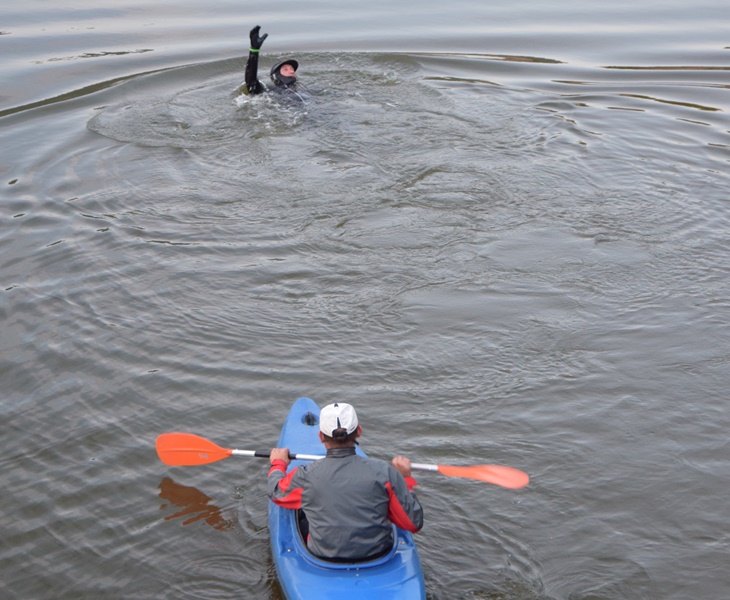 Carlos Peña consigue atravesar a nado el gran Embalse de Alcántara