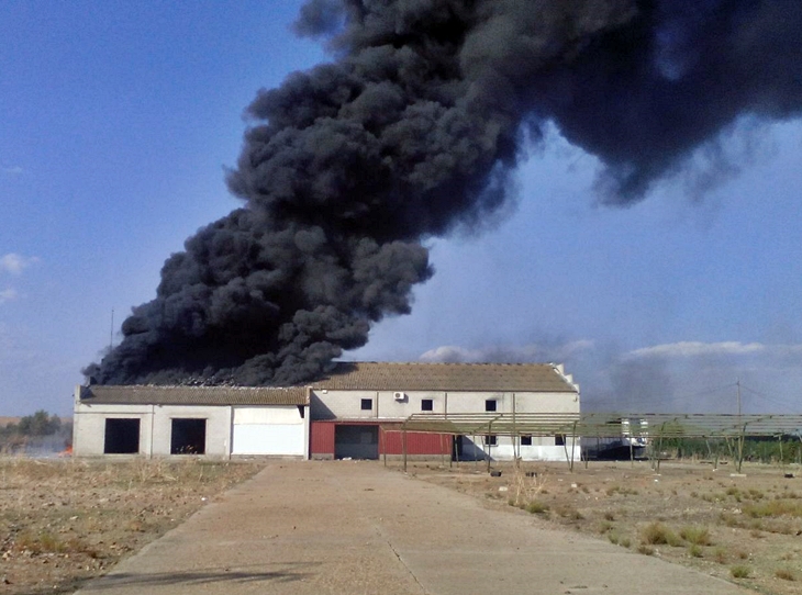 Arde una nave cerca de Talavera la Real