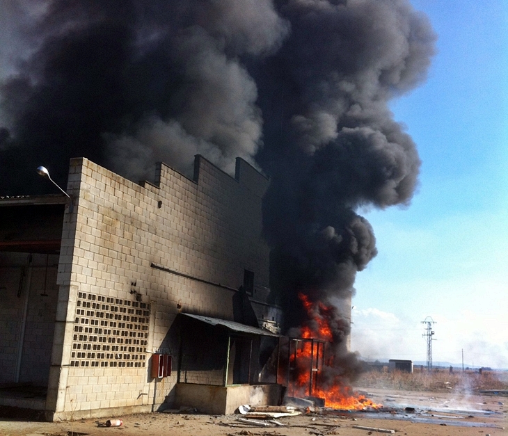 Arde una nave cerca de Talavera la Real