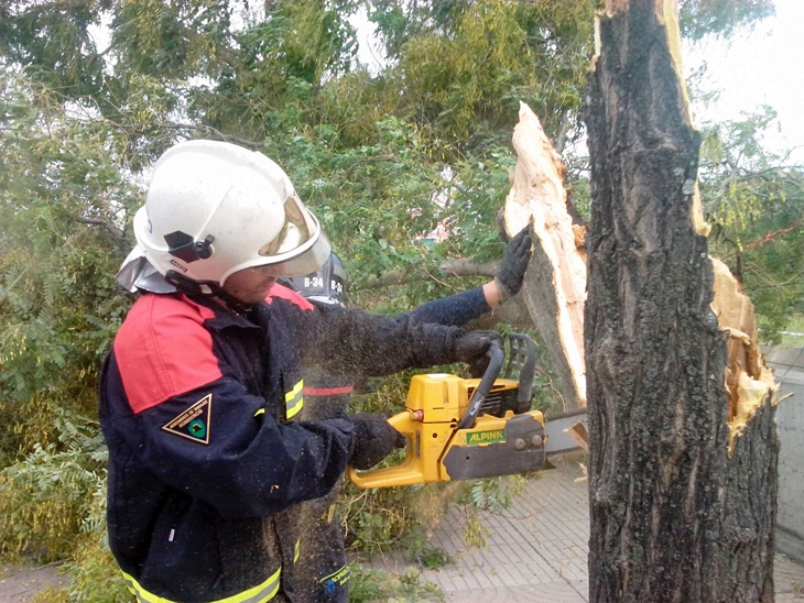 El viento que azota Badajoz causa daños materiales