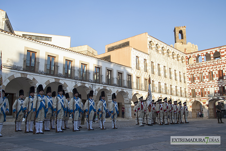 Retreta militar por el casco antiguo con motivo de la Fiesta Nacional