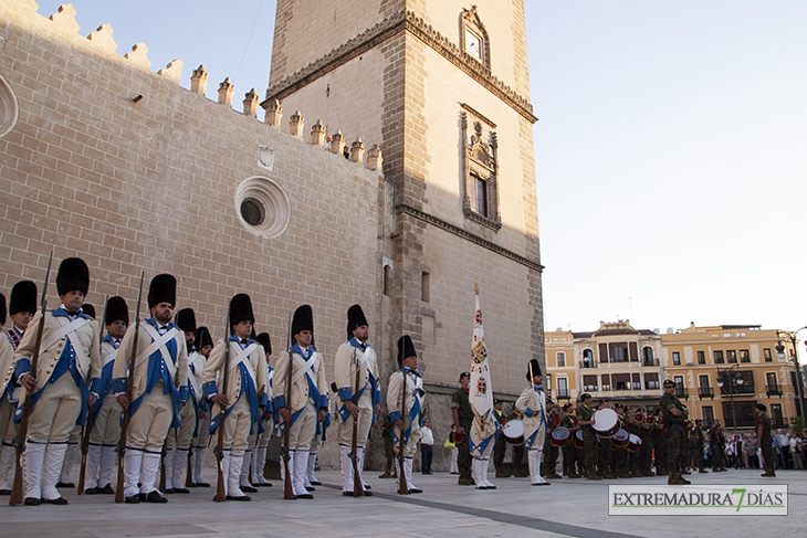 Retreta militar por el casco antiguo con motivo de la Fiesta Nacional
