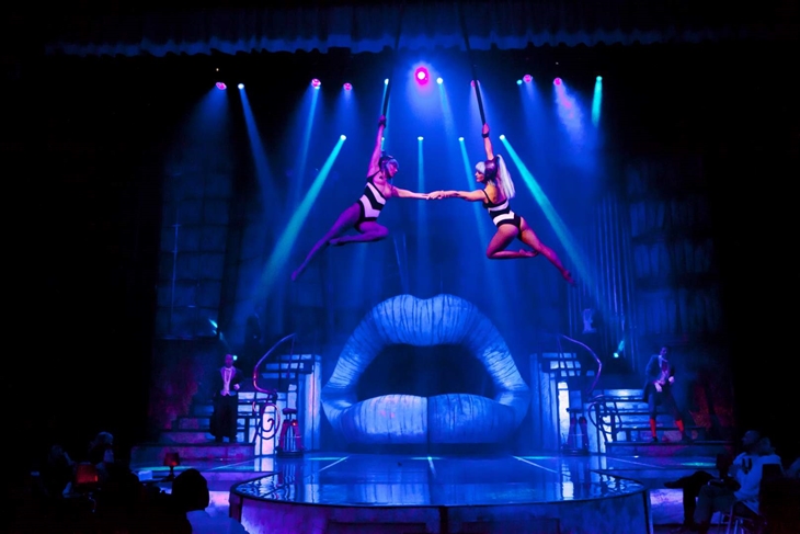 Cabaret, teatro y circo se unen en el espectáculo  &#39;The Hole&#39;  que llega a Badajoz